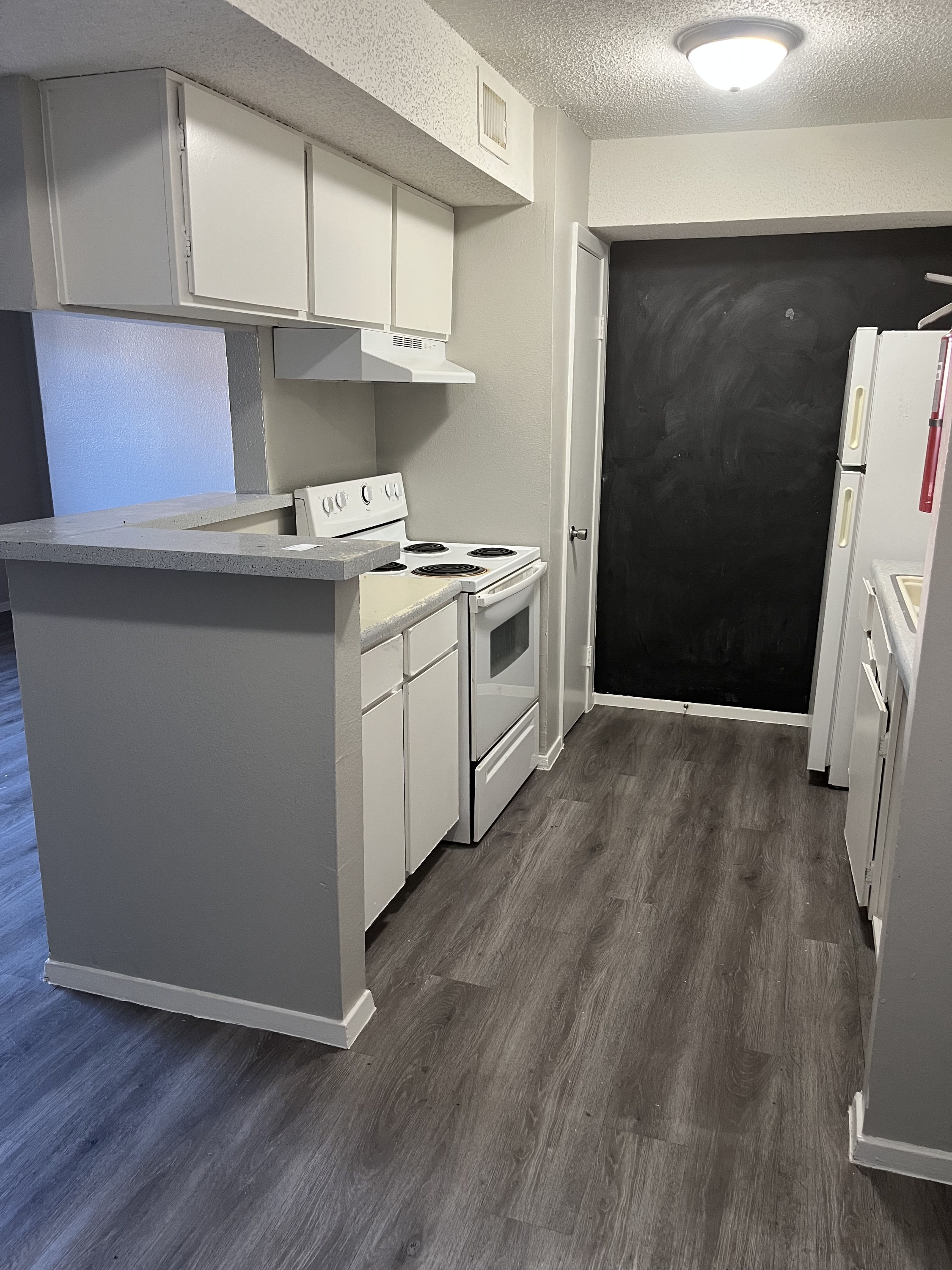 1607 West Schunior Street - 911